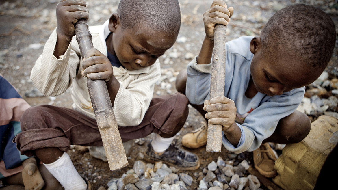 Tetesan Keringat dan Darah Anak Anak Kongo di Dalam Smartphone Mewah Kita