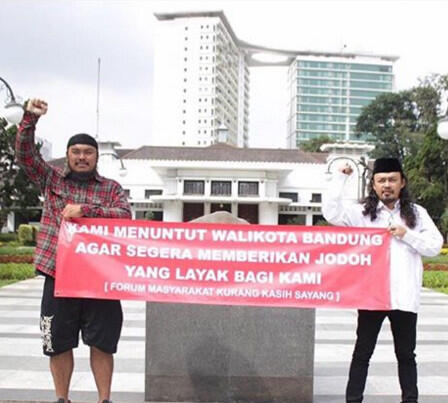 Warga Demo Minta Jodoh, Ridwan Kamil Pun Berhasil Dibuat Nangis