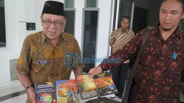 ini koleksi buku yg katanya &quot;EKS GAFATAR KALBAR&quot;