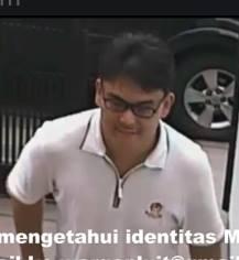 Maling di siang bolong. Ada yang kenal gak siapa nih orang?