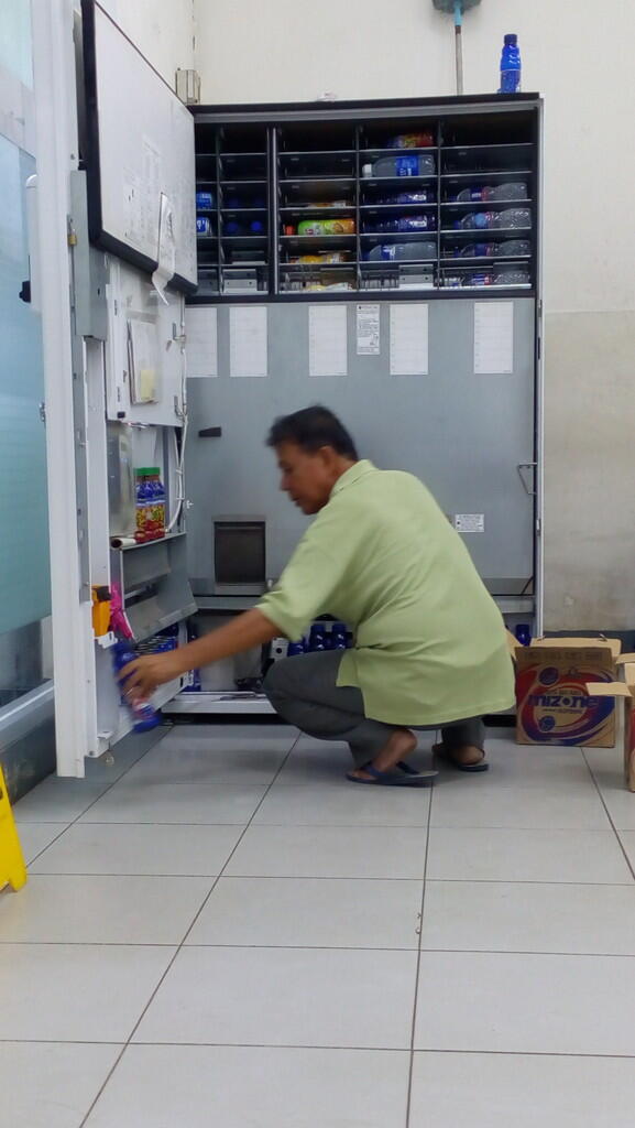 Buat yg Belum Tau ! Begini toh Belakang Vending Machine