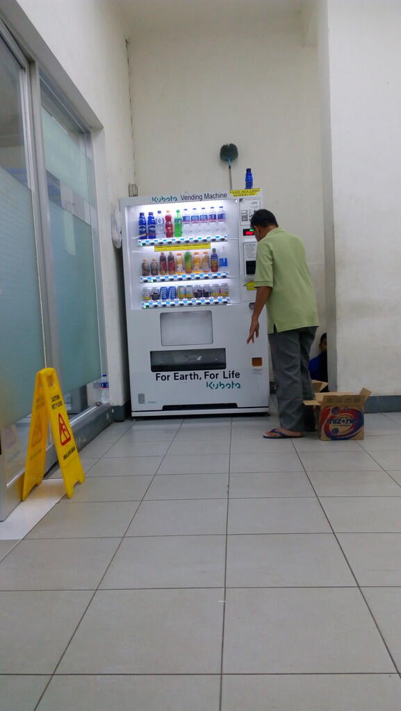 Buat yg Belum Tau ! Begini toh Belakang Vending Machine