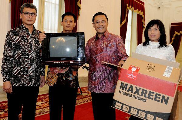 Jokowi Terkesima dengan TV Rakitan Karya Kusrin