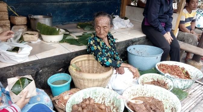 Mbah Lindu Wanita 97 Tahun Penjual Gudeg Tertua Berjualan Sejak Jepang Belum Datang