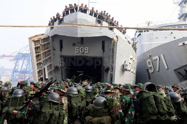 Foto-Foto Keren Pelepasan 1300 Prajurit TNI ke Perbatasan RI-Malaysia