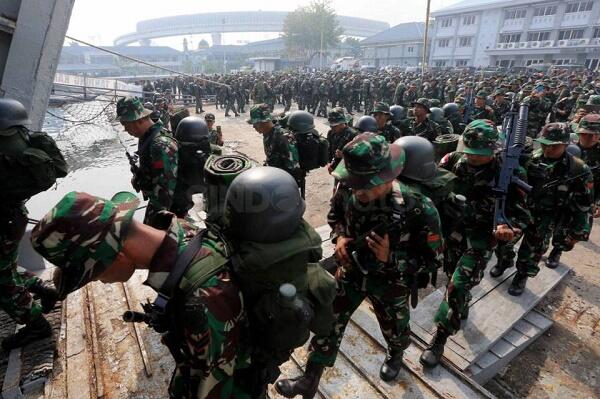 Foto-Foto Keren Pelepasan 1300 Prajurit TNI ke Perbatasan RI-Malaysia