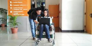 Menjajal BNW Kursi Roda Kendali Otak Bikinan Mahasiswa Indonesia
