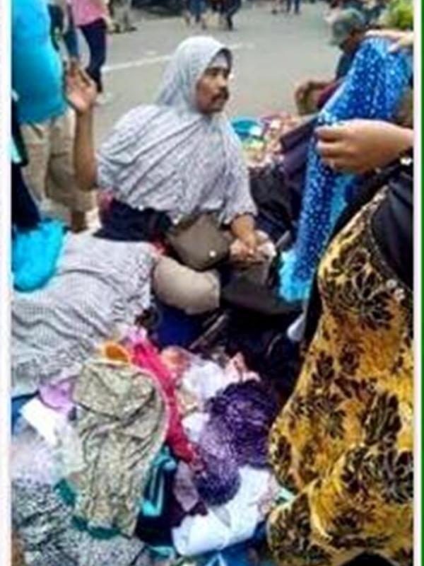 Bapak-bapak Kumisan Jual Jilbab di Tanah Abang Bikin Heboh