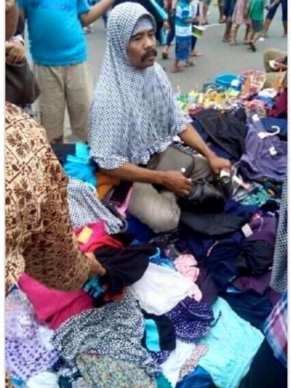 Bapak-bapak Kumisan Jual Jilbab di Tanah Abang Bikin Heboh