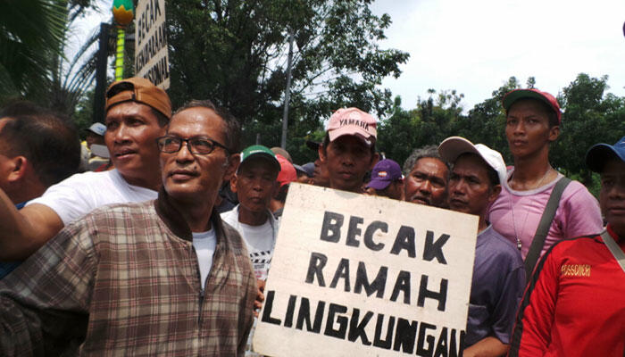 Ratusan Tukang Becak Unjuk Rasa Didepan Kantor Balaikota DKI Jakarta