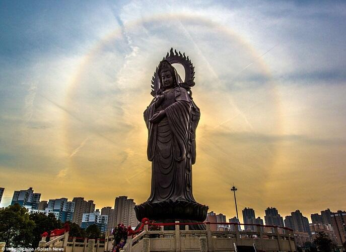 Fenomena Langka Yang Amat Mengagumkan Muncul Diatas Kuil Budha di China