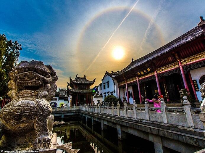 Fenomena Langka Yang Amat Mengagumkan Muncul Diatas Kuil Budha di China