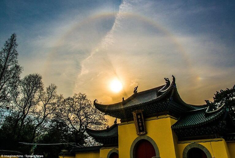 Fenomena Langka Yang Amat Mengagumkan Muncul Diatas Kuil Budha di China