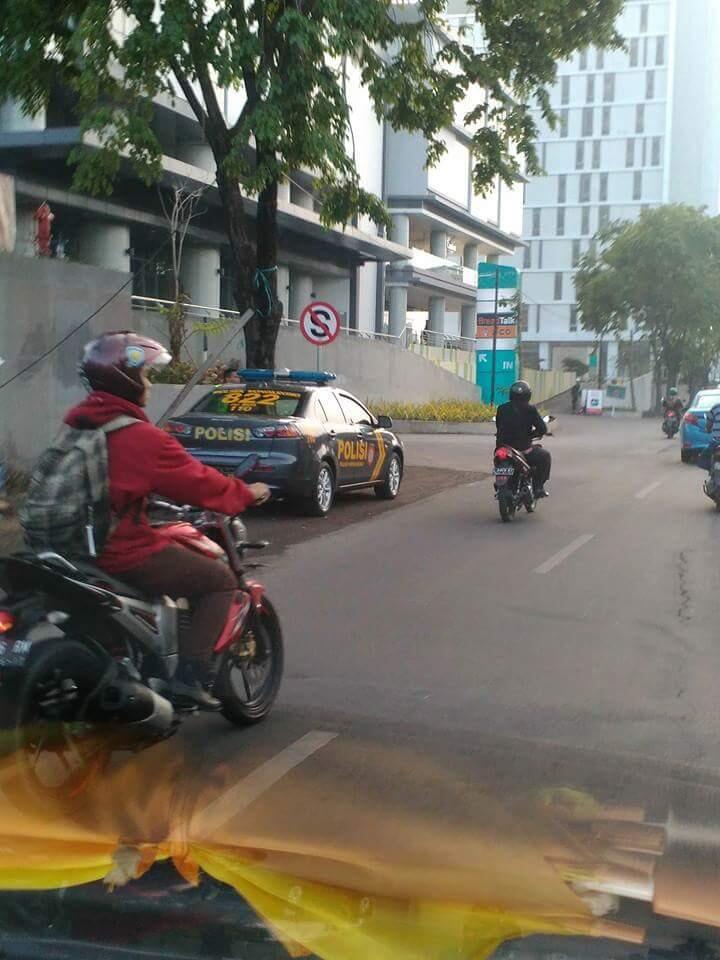 Mobil polisi ini parkir apa berhenti