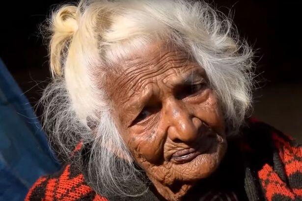 Nenek 112 Tahun Ini Lain Daripada Biasanya !