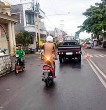 Gila! Pake Helm Tapi Ga Pake Baju