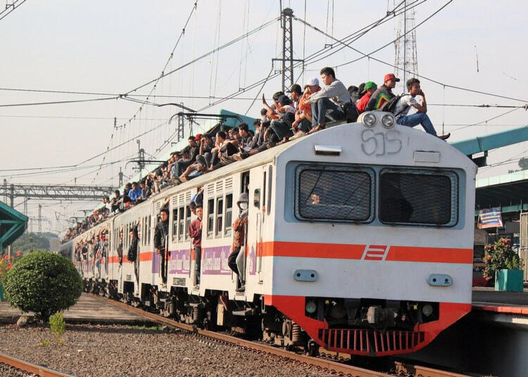 nostalgia naik di atap krl
