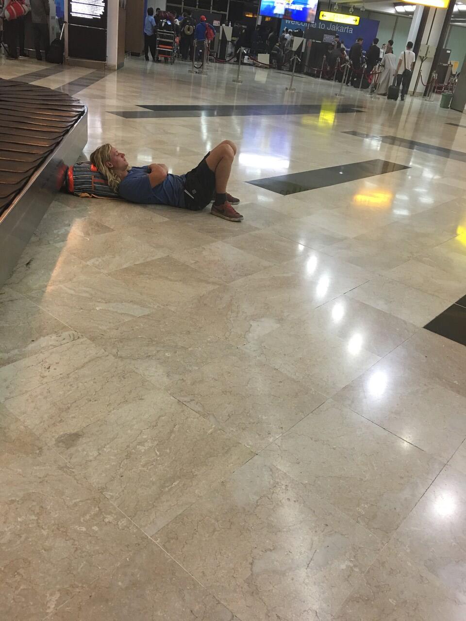 Pelayanan bagasi bandara soekarno hatta parah banget dah. Kasian si bule
