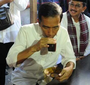  Berita Langit - Jokowi Shalat di Emperan Masjid Menuai Pujian