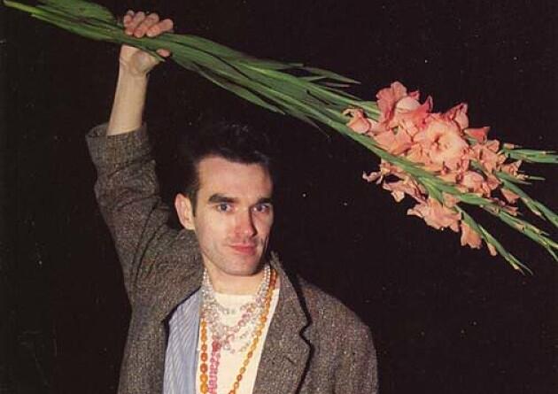 Tiap Kamu Lihat 7 Aksesoris Ini, Pasti Kamu Ingat Sama Musisi Yang Memakainya