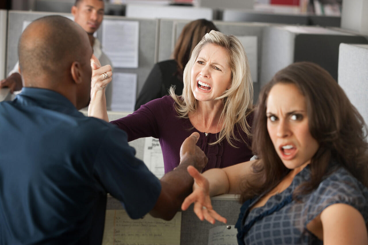6 Cara Supaya Kamu Gak Ikutan Drama di Kantor