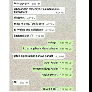 Gara-gara becandaan, pas mau duduk kursi ditarik temen mengakibatkan kebutaan!! Nyata