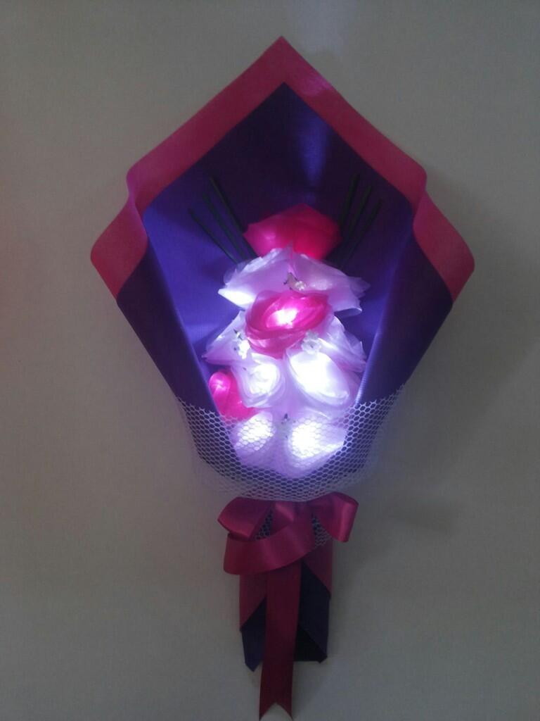 Terjual Buket Bunga Mawar Berpendar, Hadiah Valentine 