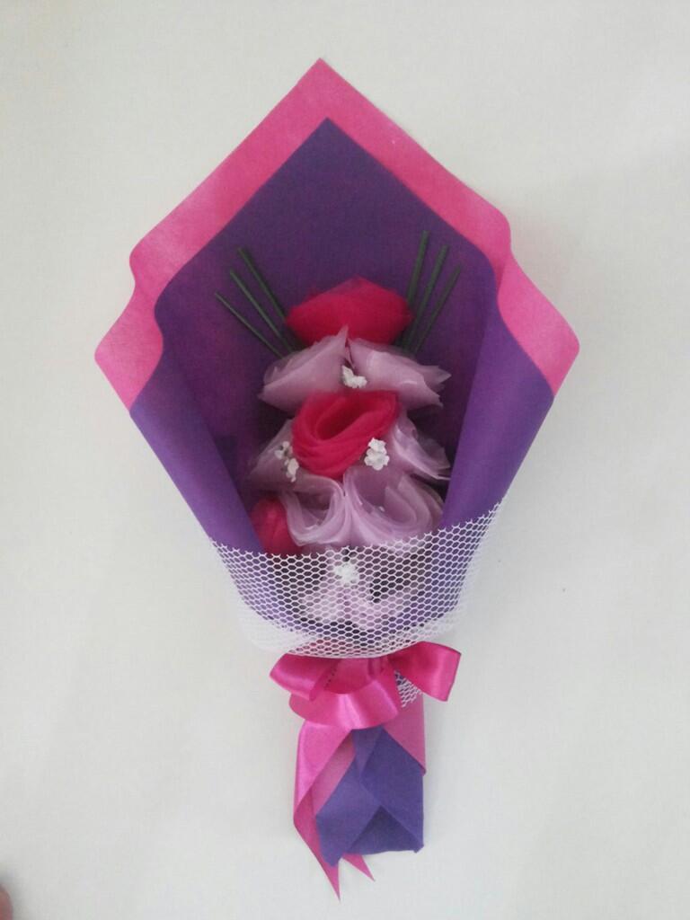 Terjual Buket Bunga Mawar Berpendar, Hadiah Valentine 