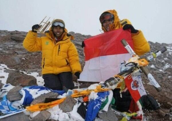 3 Wanita ini Menaklukan Gunung Tertinggi Di Luar Benua Asia