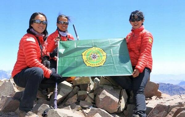 3 Wanita ini Menaklukan Gunung Tertinggi Di Luar Benua Asia