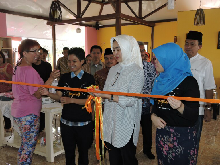 Mengenal Kaum Tunarungu Lewat Cafe FingerTalk