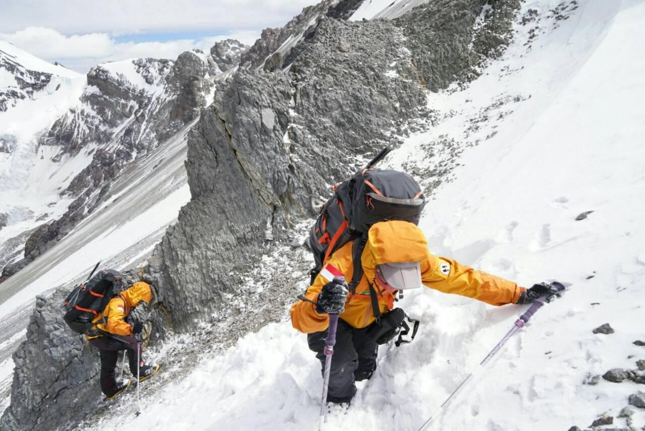 Keren !!! 2 Mahasiswi Indonesia ini taklukan puncak tertinggi Amerika