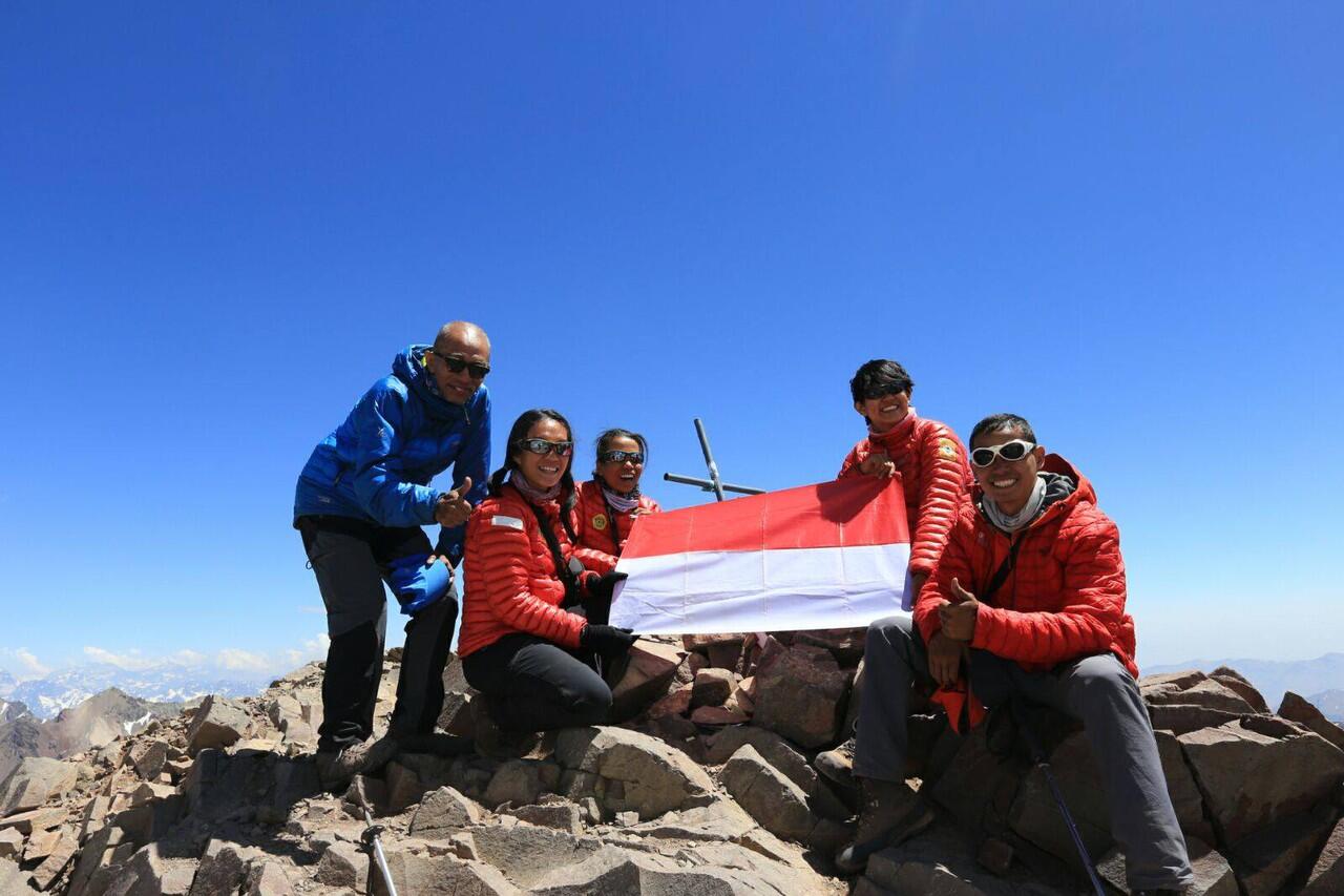 Keren !!! 2 Mahasiswi Indonesia ini taklukan puncak tertinggi Amerika