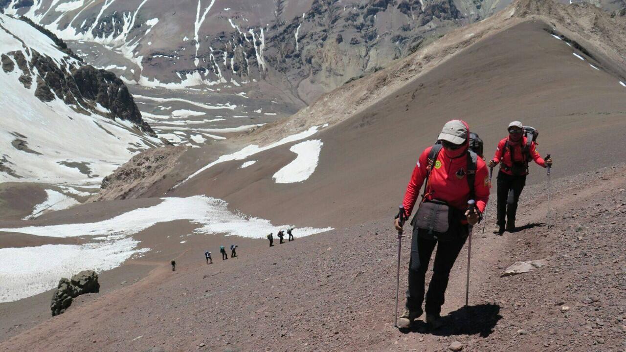 Keren !!! 2 Mahasiswi Indonesia ini taklukan puncak tertinggi Amerika
