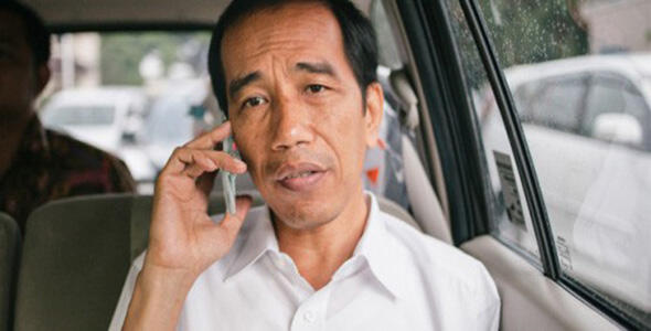 Nih Gansis! Handphone Jadul Pak Jokowi, yang Masih digunakan Sampai saat ini