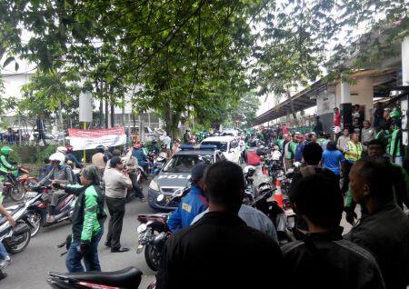 Puluhan Driver GrabBike Geruduk Ojek Pangkalan di Stasiun Cawang 