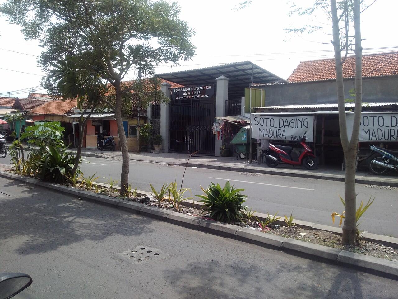 Hati hati ada preman di depan penyeberangan sekolah yp 17 sby