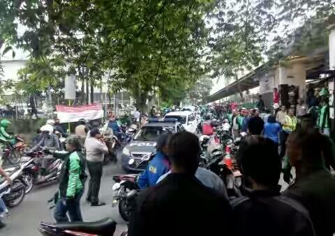 puluhan driver gerabike geruduk ojek pangkalan distasiun cawang: markas anakkapal 603