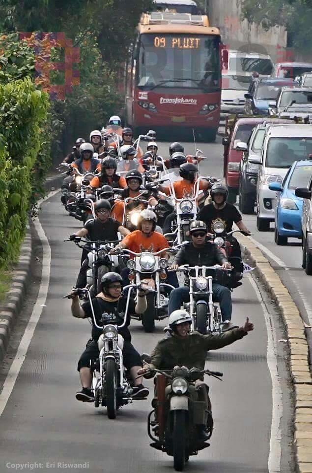 Lagi, aksi moge terobos jalur busway ini menuai kritik