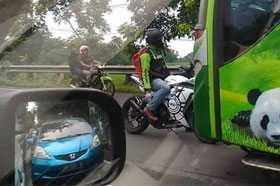 pengendara motor stop bus lawan arus