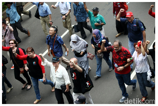 &#91;pic&#93; Bule-bule Ikut Demo Buruh di Istana