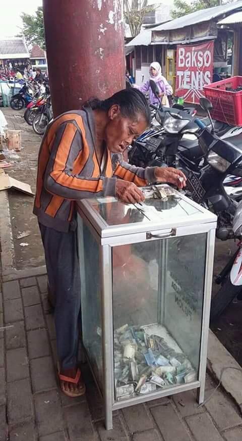mewek ane ngelihat keikhlasan ibu ini gan