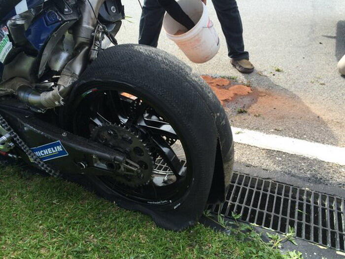 Rider Motogp Lari 320 Kpj Ban Pecah, Bahaya Ini Nyeselin Eh Michelin!