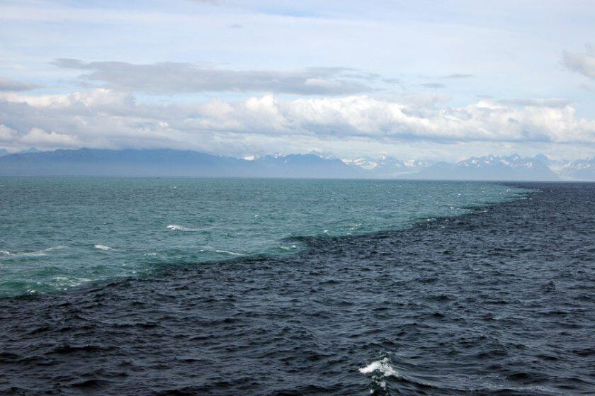 Air Laut 2 Warna Di Alaska