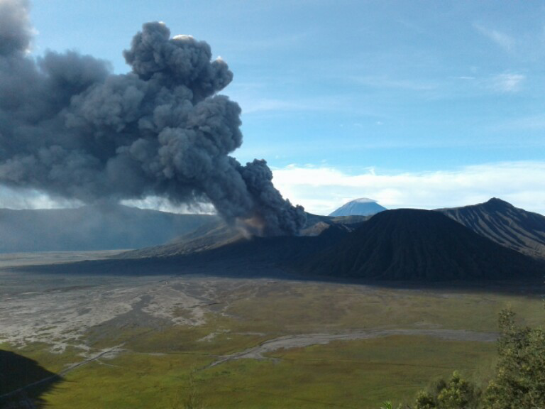 Indahnya erupsi Bromo siklus lima tahunan