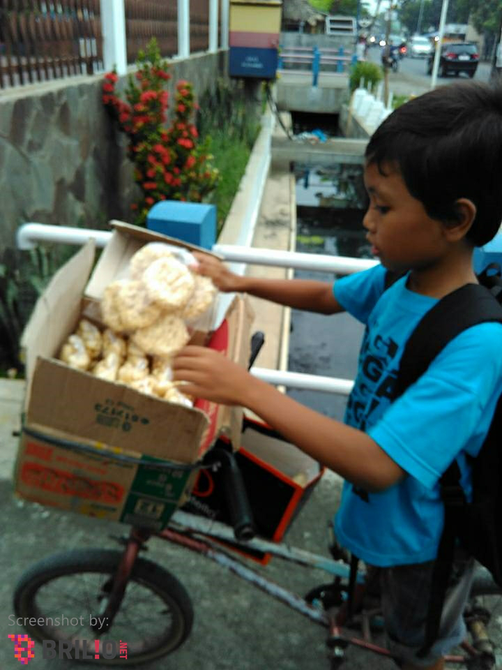 (Inspirativ) Eko bocah kelas 2 SD nafkahi ibu dan adiknya dengan berjualan kerupuk