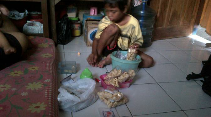 (Inspirativ) Eko bocah kelas 2 SD nafkahi ibu dan adiknya dengan berjualan kerupuk