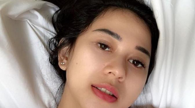 Apa yg Lo lakuin Bila di Kamar lo Ada si Cantik Aura Kasih Berbaring ?