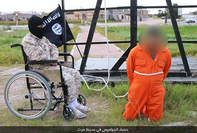 Duduk di Kursi Roda, Algojo Islamic State Libya Dorr Kepala Mata-mata