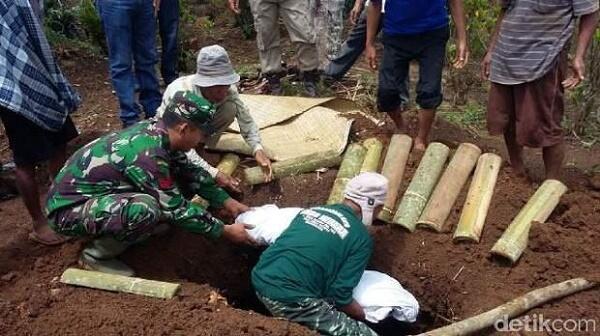 Pemakaman di Tasikmalaya Longsor , Jenazah dan Kerangka Jadi Berserakan Gan